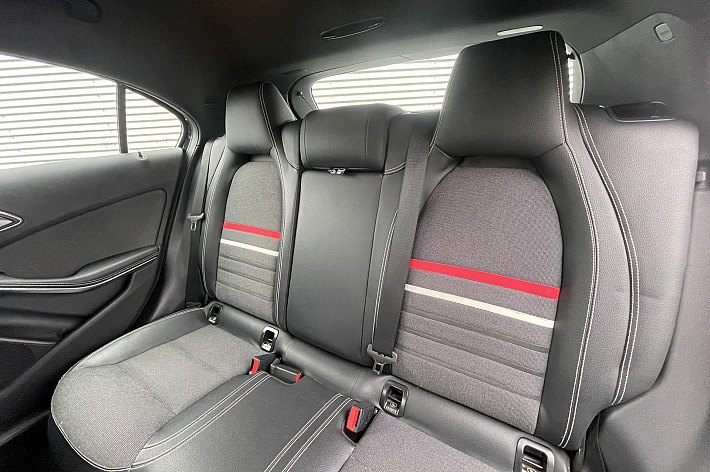 Mercedes-Benz A-Klasse 180 Ambition CRUISE CONTROL, GOED ONDERHOUDEN, STOELVERWARMING, SPORTSTOELEN, NAVI, PDC VOOR EN ACHTER.