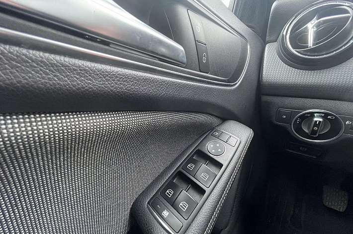 Mercedes-Benz A-Klasse 180 Ambition CRUISE CONTROL, GOED ONDERHOUDEN, STOELVERWARMING, SPORTSTOELEN, NAVI, PDC VOOR EN ACHTER.