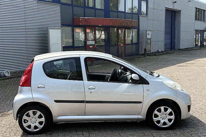 Peugeot 107 1.0-12V XS , AIRCO, 5 DEURS, VOLLEDIG ONDERHOUDEN, BOEKJES