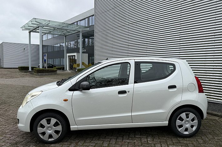 Suzuki Alto 1.0 Comfort Plus AIRCO, 5 DEURS, 134.486 KM NAP, ELECTRISCHE RAMEN, 4 NIEUWE BANDEN, DEALERONDERHOUDEN, DRUKGROEP LAGER VAN DE KOPPELING HOORBAAR, RIJDT PERFECT MAAR DE KOPPELING ZAL OP DEN DUUR VERVANGEN MOETEN WORDEN, PRIJS ZO MEE 2499,= OF MET NIEUWE K