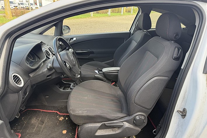 Opel Corsa 1.4-16V Color Edition , INRUILER VOOR ONDERDELEN OF OPKNAPPEN, AUTO HEEFT NIEUWE UITLAAT, GOEDE BANDEN , RIJDT PRIMA, WORDT VERKOCHT ALS OPKNAPPER/ONDERDELEN AUTO IN DE STAAT ZOALS HIJ IS!!