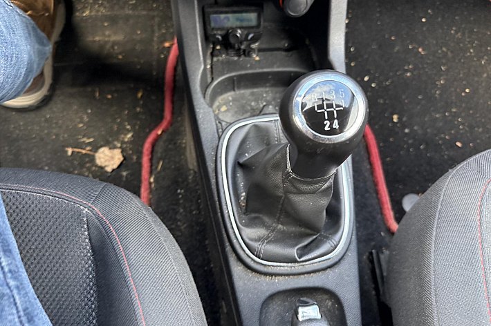 Opel Corsa 1.4-16V Color Edition , INRUILER VOOR ONDERDELEN OF OPKNAPPEN, AUTO HEEFT NIEUWE UITLAAT, GOEDE BANDEN , RIJDT PRIMA, WORDT VERKOCHT ALS OPKNAPPER/ONDERDELEN AUTO IN DE STAAT ZOALS HIJ IS!!