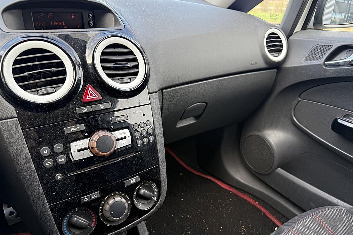 Opel Corsa 1.4-16V Color Edition , INRUILER VOOR ONDERDELEN OF OPKNAPPEN, AUTO HEEFT NIEUWE UITLAAT, GOEDE BANDEN , RIJDT PRIMA, WORDT VERKOCHT ALS OPKNAPPER/ONDERDELEN AUTO IN DE STAAT ZOALS HIJ IS!!