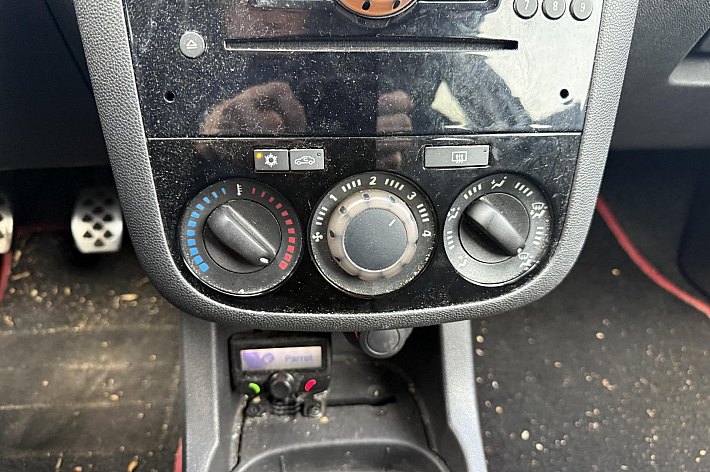 Opel Corsa 1.4-16V Color Edition , INRUILER VOOR ONDERDELEN OF OPKNAPPEN, AUTO HEEFT NIEUWE UITLAAT, GOEDE BANDEN , RIJDT PRIMA, WORDT VERKOCHT ALS OPKNAPPER/ONDERDELEN AUTO IN DE STAAT ZOALS HIJ IS!!