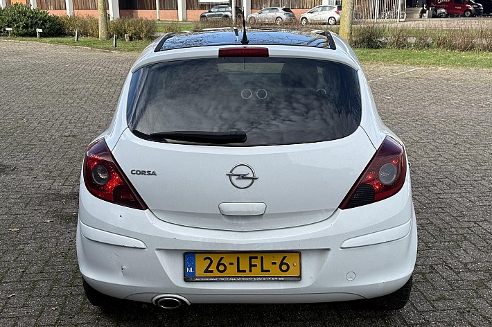 Opel Corsa 1.4-16V Color Edition , INRUILER VOOR ONDERDELEN OF OPKNAPPEN, AUTO HEEFT NIEUWE UITLAAT, GOEDE BANDEN , RIJDT PRIMA, WORDT VERKOCHT ALS OPKNAPPER/ONDERDELEN AUTO IN DE STAAT ZOALS HIJ IS!!