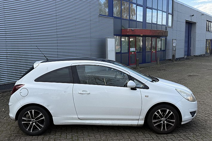 Opel Corsa 1.4-16V Color Edition , INRUILER VOOR ONDERDELEN OF OPKNAPPEN, AUTO HEEFT NIEUWE UITLAAT, GOEDE BANDEN , RIJDT PRIMA, WORDT VERKOCHT ALS OPKNAPPER/ONDERDELEN AUTO IN DE STAAT ZOALS HIJ IS!!