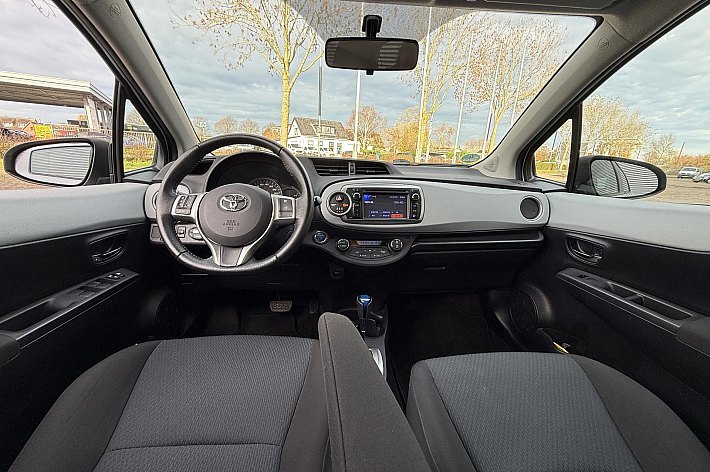 Toyota Yaris 1.5 Full Hybrid Aspiration , AUTOMAAT, AIRCO, 5 DEURS, DEALER ONDERHOUDEN BOEKJES AANWEZIG, RIJDT SUPER ZUINIG,KLEIN LAKBESCHADIGINGETJE OP DE ACHTERKLEP ZIE LAATSTE FOTO’S ( HIER IS REKENING MEE GEHOUDEN MET DE PRIJS )