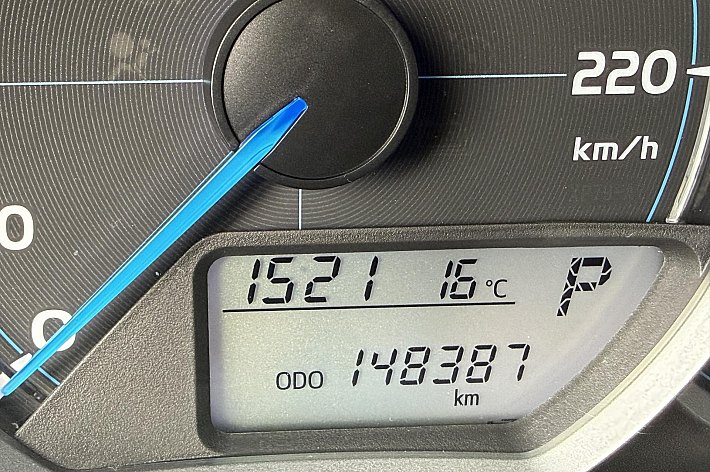 Toyota Yaris 1.5 Full Hybrid Aspiration , AUTOMAAT, AIRCO, 5 DEURS, DEALER ONDERHOUDEN BOEKJES AANWEZIG, RIJDT SUPER ZUINIG,KLEIN LAKBESCHADIGINGETJE OP DE ACHTERKLEP ZIE LAATSTE FOTO’S ( HIER IS REKENING MEE GEHOUDEN MET DE PRIJS )