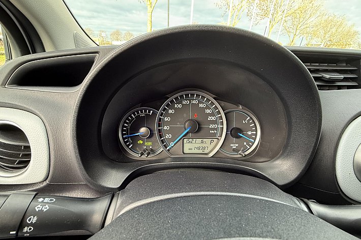 Toyota Yaris 1.5 Full Hybrid Aspiration , AUTOMAAT, AIRCO, 5 DEURS, DEALER ONDERHOUDEN BOEKJES AANWEZIG, RIJDT SUPER ZUINIG,KLEIN LAKBESCHADIGINGETJE OP DE ACHTERKLEP ZIE LAATSTE FOTO’S ( HIER IS REKENING MEE GEHOUDEN MET DE PRIJS )