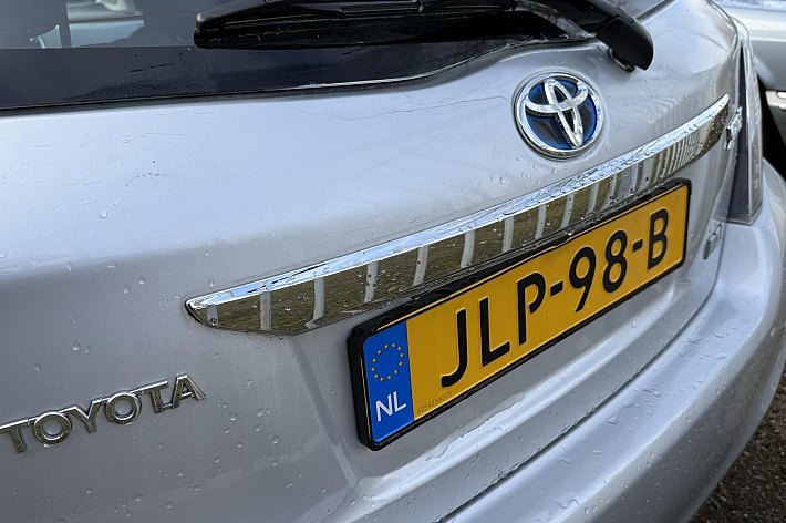 Toyota Yaris 1.5 Full Hybrid Aspiration , AUTOMAAT, AIRCO, 5 DEURS, DEALER ONDERHOUDEN BOEKJES AANWEZIG, RIJDT SUPER ZUINIG,KLEIN LAKBESCHADIGINGETJE OP DE ACHTERKLEP ZIE LAATSTE FOTO’S ( HIER IS REKENING MEE GEHOUDEN MET DE PRIJS )
