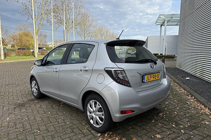 Toyota Yaris 1.5 Full Hybrid Aspiration , AUTOMAAT, AIRCO, 5 DEURS, DEALER ONDERHOUDEN BOEKJES AANWEZIG, RIJDT SUPER ZUINIG,KLEIN LAKBESCHADIGINGETJE OP DE ACHTERKLEP ZIE LAATSTE FOTO’S ( HIER IS REKENING MEE GEHOUDEN MET DE PRIJS )