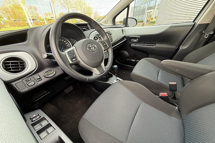 Toyota Yaris 1.5 Full Hybrid Aspiration , AUTOMAAT, AIRCO, 5 DEURS, DEALER ONDERHOUDEN BOEKJES AANWEZIG, RIJDT SUPER ZUINIG, INRUIL MOGELIJK