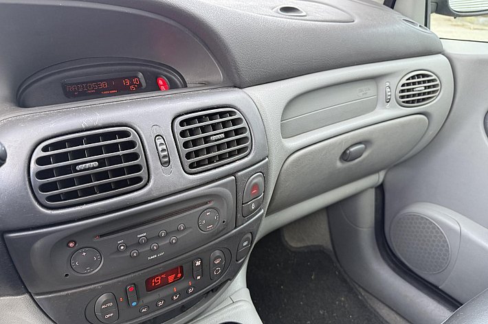 Renault Scénic 2.0-16V Privilège , AUTOMAAT, AIRCO, NIET MOOI, RIJDT EN SCHAKELT GOED, DISTRIBUTIE BIJ 210.000 VERVANGEN, GOEDKOOP AUTOMAAT RIJDEN!!! BLANKE LAK MOTORKAP EN DAK NIET MOOI !!