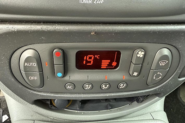 Renault Scénic 2.0-16V Privilège , AUTOMAAT, AIRCO, NIET MOOI, RIJDT EN SCHAKELT GOED, DISTRIBUTIE BIJ 210.000 VERVANGEN, GOEDKOOP AUTOMAAT RIJDEN!!! BLANKE LAK MOTORKAP EN DAK NIET MOOI !!