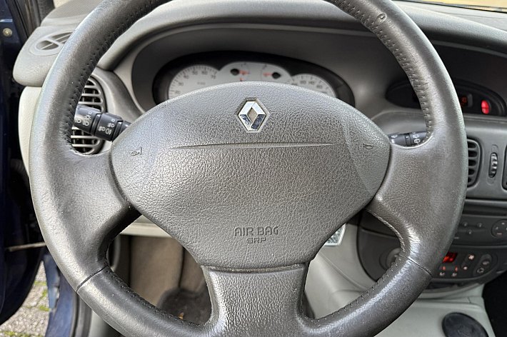 Renault Scénic 2.0-16V Privilège , AUTOMAAT, AIRCO, NIET MOOI, RIJDT EN SCHAKELT GOED, DISTRIBUTIE BIJ 210.000 VERVANGEN, GOEDKOOP AUTOMAAT RIJDEN!!! BLANKE LAK MOTORKAP EN DAK NIET MOOI !!