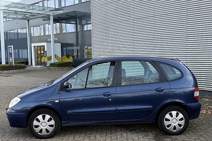 Renault Scénic 2.0-16V Privilège , AUTOMAAT, AIRCO, NIET MOOI, RIJDT EN SCHAKELT GOED, DISTRIBUTIE BIJ 210.000 VERVANGEN, GOEDKOOP AUTOMAAT RIJDEN!!! BLANKE LAK MOTORKAP EN DAK NIET MOOI !!