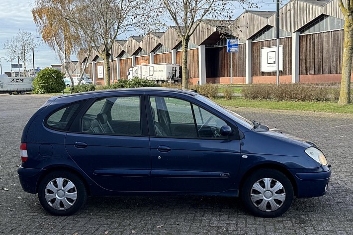 Renault Scénic 2.0-16V Privilège , AUTOMAAT, AIRCO, NIET MOOI, RIJDT EN SCHAKELT GOED, DISTRIBUTIE BIJ 210.000 VERVANGEN, GOEDKOOP AUTOMAAT RIJDEN!!! BLANKE LAK MOTORKAP EN DAK NIET MOOI !!