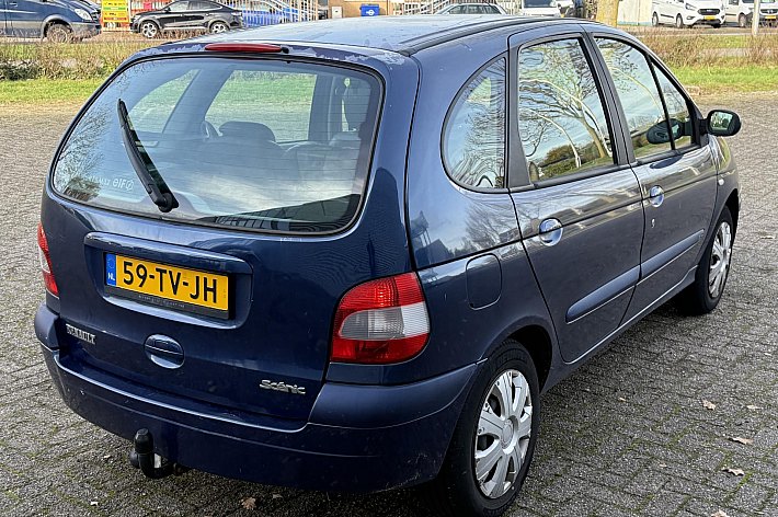 Renault Scénic 2.0-16V Privilège , AUTOMAAT, AIRCO, NIET MOOI, RIJDT EN SCHAKELT GOED, DISTRIBUTIE BIJ 210.000 VERVANGEN, GOEDKOOP AUTOMAAT RIJDEN!!! BLANKE LAK MOTORKAP EN DAK NIET MOOI !!