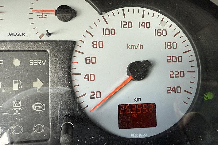 Renault Scénic 2.0-16V Privilège , AUTOMAAT, AIRCO, NIET MOOI, RIJDT EN SCHAKELT GOED, DISTRIBUTIE BIJ 210.000 VERVANGEN, GOEDKOOP AUTOMAAT RIJDEN!!! BLANKE LAK MOTORKAP EN DAK NIET MOOI !!