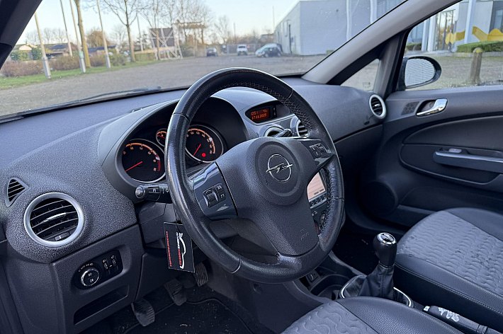 Opel Corsa 1.4-16V Cosmo , PANODAK, AIRCO, CRUISE, NAVI,HALF LEDER, PDC, TREKHAAK, 113.609 KM NAP, VOLLEDIG ONDERHOUDEN, ZEER NETTE EN PERFECT RIJDENDE CORSA