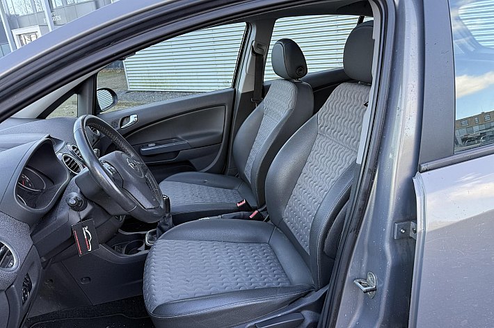 Opel Corsa 1.4-16V Cosmo , PANODAK, AIRCO, CRUISE, NAVI,HALF LEDER, PDC, TREKHAAK, 113.609 KM NAP, VOLLEDIG ONDERHOUDEN, ZEER NETTE EN PERFECT RIJDENDE CORSA