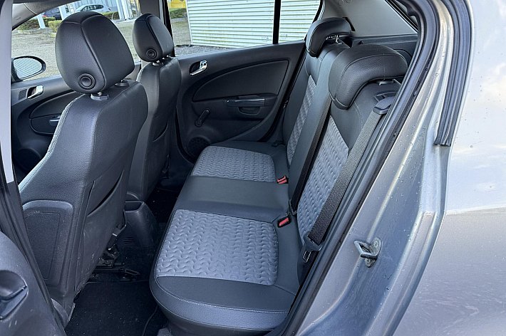 Opel Corsa 1.4-16V Cosmo , PANODAK, AIRCO, CRUISE, NAVI,HALF LEDER, PDC, TREKHAAK, 113.609 KM NAP, VOLLEDIG ONDERHOUDEN, ZEER NETTE EN PERFECT RIJDENDE CORSA