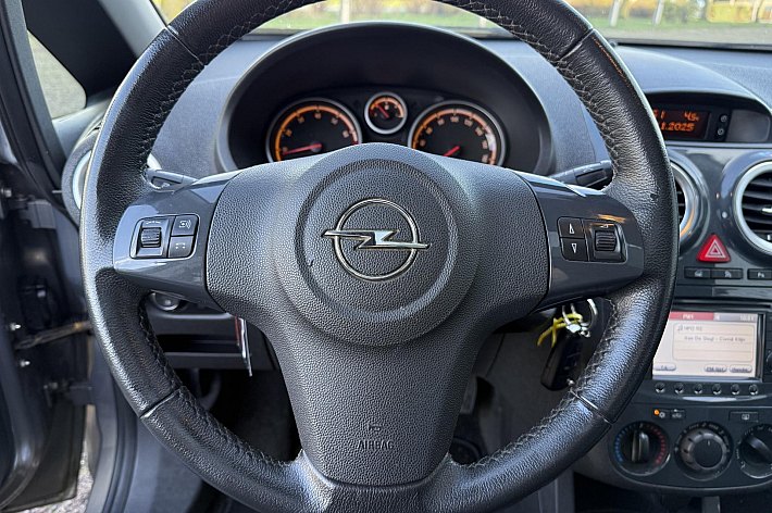 Opel Corsa 1.4-16V Cosmo , PANODAK, AIRCO, CRUISE, NAVI,HALF LEDER, PDC, TREKHAAK, 113.609 KM NAP, VOLLEDIG ONDERHOUDEN, ZEER NETTE EN PERFECT RIJDENDE CORSA