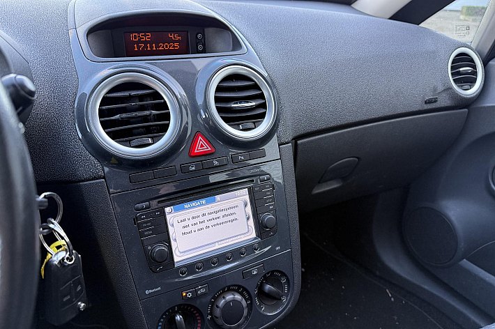 Opel Corsa 1.4-16V Cosmo , PANODAK, AIRCO, CRUISE, NAVI,HALF LEDER, PDC, TREKHAAK, 113.609 KM NAP, VOLLEDIG ONDERHOUDEN, ZEER NETTE EN PERFECT RIJDENDE CORSA