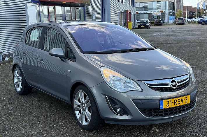 Opel Corsa 1.4-16V Cosmo , PANODAK, AIRCO, CRUISE, NAVI,HALF LEDER, PDC, TREKHAAK, 113.609 KM NAP, VOLLEDIG ONDERHOUDEN, ZEER NETTE EN PERFECT RIJDENDE CORSA