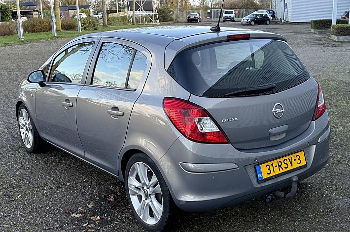 Opel Corsa 1.4-16V Cosmo , PANODAK, AIRCO, CRUISE, NAVI,HALF LEDER, PDC, TREKHAAK, 113.609 KM NAP, VOLLEDIG ONDERHOUDEN, ZEER NETTE EN PERFECT RIJDENDE CORSA