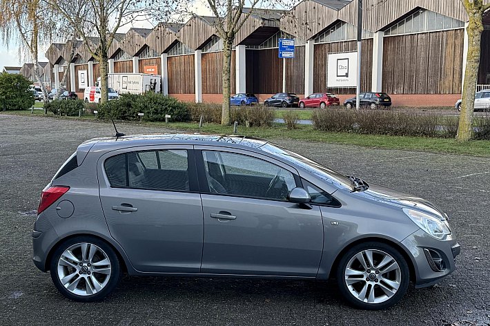 Opel Corsa 1.4-16V Cosmo , PANODAK, AIRCO, CRUISE, NAVI,HALF LEDER, PDC, TREKHAAK, 113.609 KM NAP, VOLLEDIG ONDERHOUDEN, ZEER NETTE EN PERFECT RIJDENDE CORSA