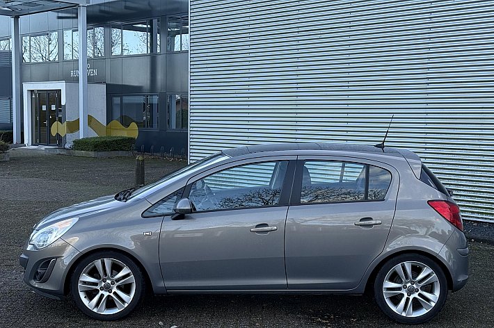 Opel Corsa 1.4-16V Cosmo , PANODAK, AIRCO, CRUISE, NAVI,HALF LEDER, PDC, TREKHAAK, 113.609 KM NAP, VOLLEDIG ONDERHOUDEN, ZEER NETTE EN PERFECT RIJDENDE CORSA