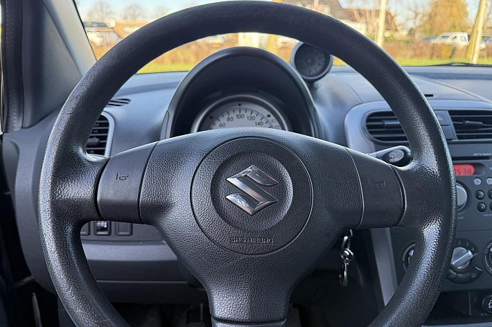 Suzuki Splash 1.2 Comfort , GOED RIJDENDE SPLASH MET DE STERKE 1.2 MOTOR, 151.794 KM NAP, ACHTERBUMPER BESCHADIGD, LEUKE HOOGZITTER VOOR WEINIG GELD. ZO INGERUILD ZO WEER WEG NAAR DE LIEFHEBBER.