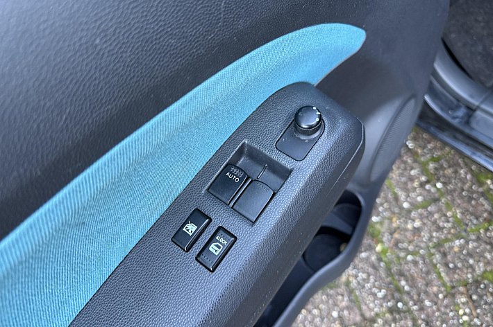 Suzuki Splash 1.2 Comfort , GOED RIJDENDE SPLASH MET DE STERKE 1.2 MOTOR, 151.794 KM NAP, NIEUWE APK, ACHTERBUMPER BESCHADIGD, LEUKE HOOGZITTER VOOR WEINIG GELD. ZO INGERUILD ZO WEER WEG NAAR DE LIEFHEBBER.