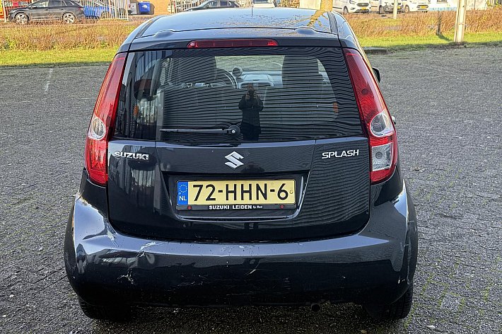 Suzuki Splash 1.2 Comfort , GOED RIJDENDE SPLASH MET DE STERKE 1.2 MOTOR, 151.794 KM NAP, ACHTERBUMPER BESCHADIGD, LEUKE HOOGZITTER VOOR WEINIG GELD. ZO INGERUILD ZO WEER WEG NAAR DE LIEFHEBBER.