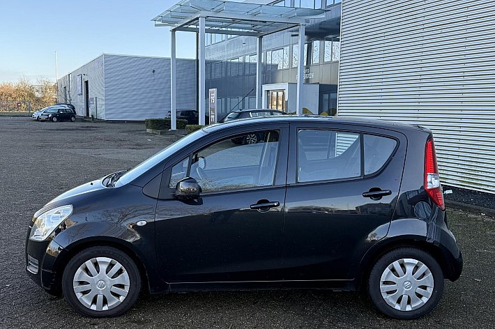 Suzuki Splash 1.2 Comfort , GOED RIJDENDE SPLASH MET DE STERKE 1.2 MOTOR, 151.794 KM NAP, NIEUWE APK, ACHTERBUMPER BESCHADIGD, LEUKE HOOGZITTER VOOR WEINIG GELD. ZO INGERUILD ZO WEER WEG NAAR DE LIEFHEBBER.