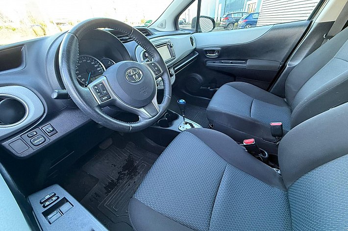 Toyota Yaris 1.5 Full Hybrid Aspiration , CRUISE CONTROLE, AIRCO,KEYLESS, NAVI, HYBRIDE, VOLLEDIG DEALERONDERHOUDEN. MOOIE EN GOED RIJDENDE YARIS HYBRIDE, BOEKJES AANWEZIG