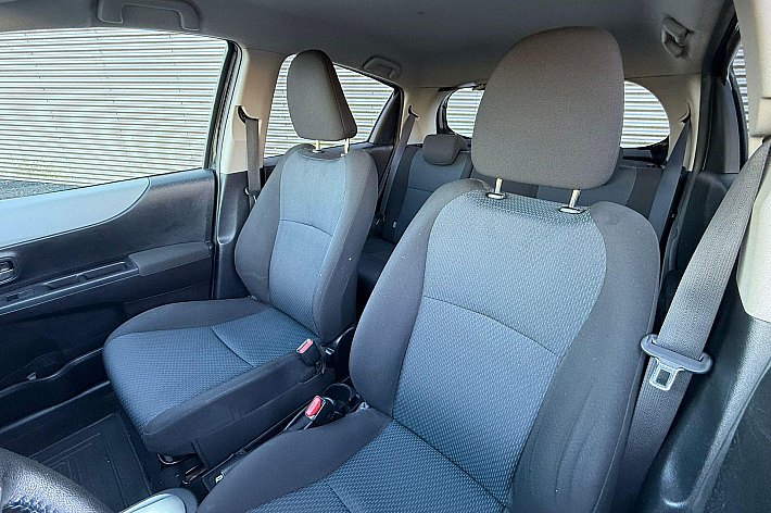 Toyota Yaris 1.5 Full Hybrid Aspiration , CRUISE CONTROLE, AIRCO,KEYLESS, NAVI, HYBRIDE, VOLLEDIG DEALERONDERHOUDEN. MOOIE EN GOED RIJDENDE YARIS HYBRIDE, BOEKJES AANWEZIG