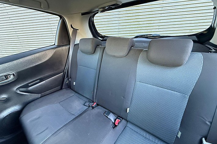 Toyota Yaris 1.5 Full Hybrid Aspiration , CRUISE CONTROLE, AIRCO,KEYLESS, NAVI, HYBRIDE, VOLLEDIG DEALERONDERHOUDEN. MOOIE EN GOED RIJDENDE YARIS HYBRIDE, BOEKJES AANWEZIG