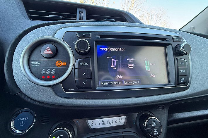 Toyota Yaris 1.5 Full Hybrid Aspiration , CRUISE CONTROLE, AIRCO,KEYLESS, NAVI, HYBRIDE, VOLLEDIG DEALERONDERHOUDEN. MOOIE EN GOED RIJDENDE YARIS HYBRIDE, BOEKJES AANWEZIG