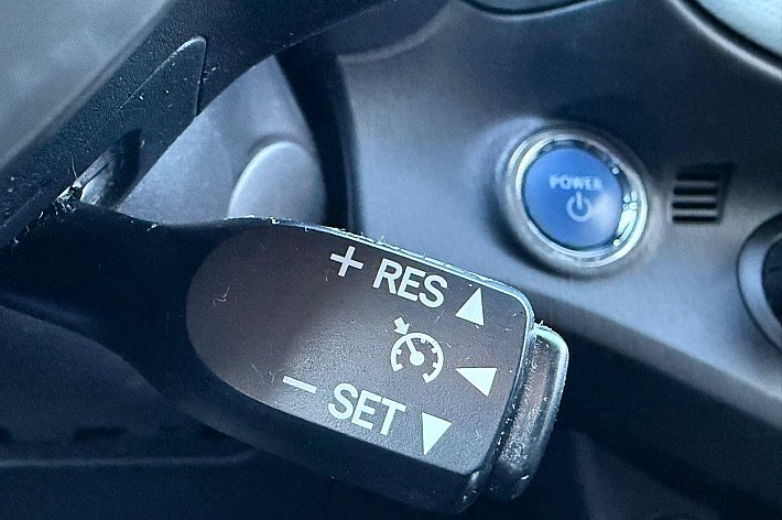 Toyota Yaris 1.5 Full Hybrid Aspiration , CRUISE CONTROLE, AIRCO,KEYLESS, NAVI, HYBRIDE, VOLLEDIG DEALERONDERHOUDEN. MOOIE EN GOED RIJDENDE YARIS HYBRIDE, BOEKJES AANWEZIG