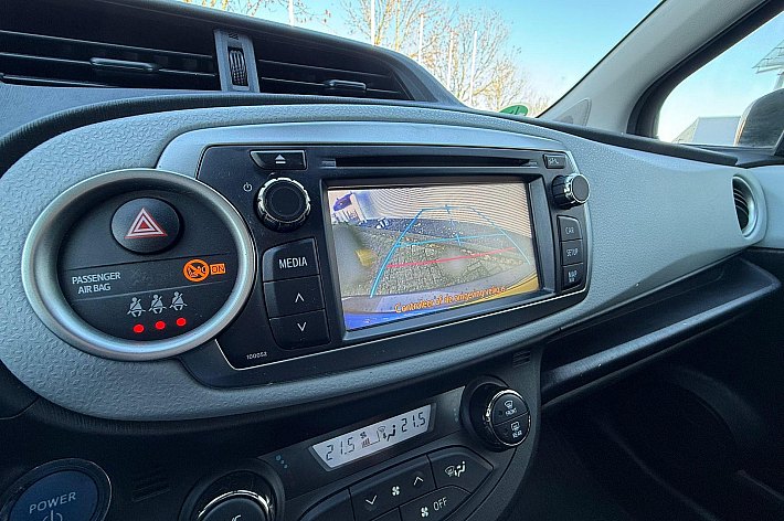 Toyota Yaris 1.5 Full Hybrid Aspiration , CRUISE CONTROLE, AIRCO,KEYLESS, NAVI, HYBRIDE, VOLLEDIG DEALERONDERHOUDEN. MOOIE EN GOED RIJDENDE YARIS HYBRIDE, BOEKJES AANWEZIG