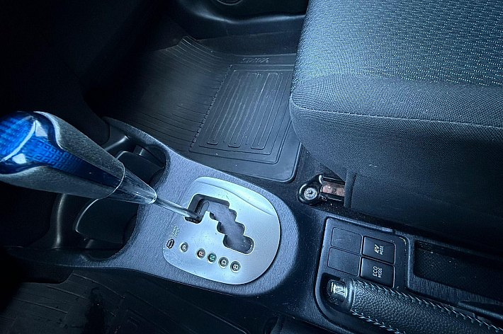 Toyota Yaris 1.5 Full Hybrid Aspiration , CRUISE CONTROLE, AIRCO,KEYLESS, NAVI, HYBRIDE, VOLLEDIG DEALERONDERHOUDEN. MOOIE EN GOED RIJDENDE YARIS HYBRIDE, BOEKJES AANWEZIG