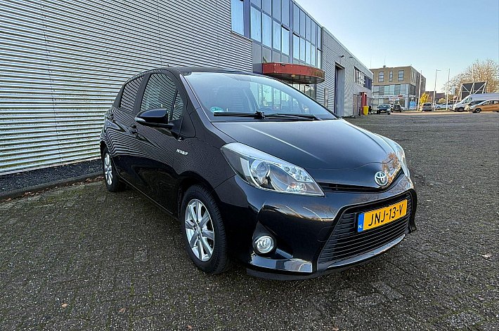 Toyota Yaris 1.5 Full Hybrid Aspiration , CRUISE CONTROLE, AIRCO,KEYLESS, NAVI, HYBRIDE, VOLLEDIG DEALERONDERHOUDEN. MOOIE EN GOED RIJDENDE YARIS HYBRIDE, BOEKJES AANWEZIG