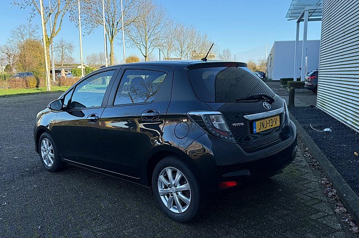 Toyota Yaris 1.5 Full Hybrid Aspiration , CRUISE CONTROLE, AIRCO,KEYLESS, NAVI, HYBRIDE, VOLLEDIG DEALERONDERHOUDEN. MOOIE EN GOED RIJDENDE YARIS HYBRIDE, BOEKJES AANWEZIG