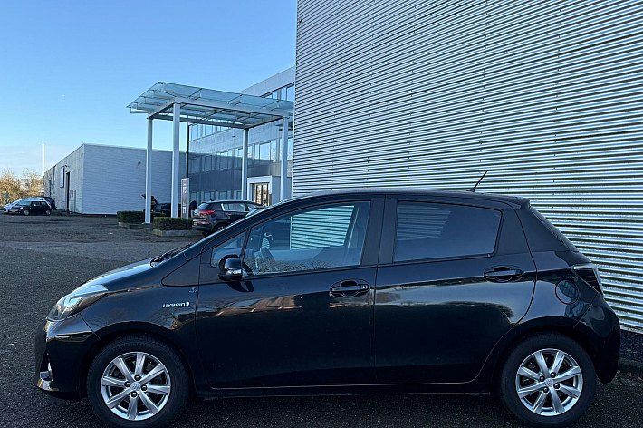 Toyota Yaris 1.5 Full Hybrid Aspiration , CRUISE CONTROLE, AIRCO,KEYLESS, NAVI, HYBRIDE, VOLLEDIG DEALERONDERHOUDEN. MOOIE EN GOED RIJDENDE YARIS HYBRIDE, BOEKJES AANWEZIG
