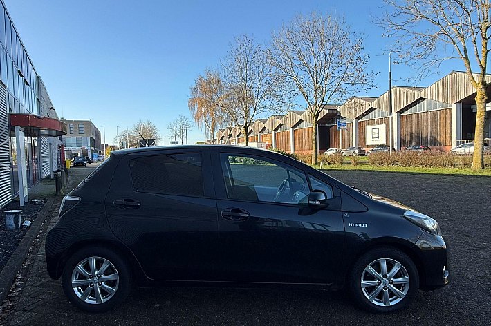 Toyota Yaris 1.5 Full Hybrid Aspiration , CRUISE CONTROLE, AIRCO,KEYLESS, NAVI, HYBRIDE, VOLLEDIG DEALERONDERHOUDEN. MOOIE EN GOED RIJDENDE YARIS HYBRIDE, BOEKJES AANWEZIG