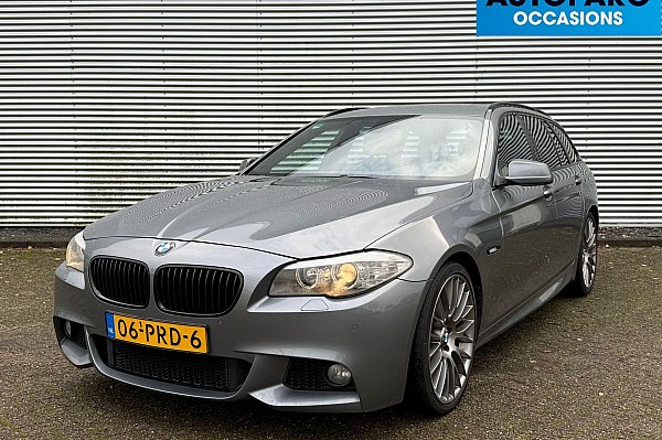 BMW 5 Serie Touring 528i Executive , M-PAKKET, HEAD UP, CRUISE CONTROLE, CLIMA, ALCANTARA STOF, ELECTRISCHE VOORSTOELEN, AUTOMAAT, NAVI, F1 FLIPPERS, NL AUTO, BOEKJES AANWEZIG, KEURIG ONDERHOUDEN, PDC, ACHTERBUMPER RECHTS ACHTER LICHT BESCHADIGD, SCHERPE PRIJS VOOR D