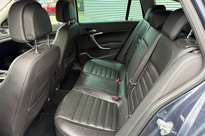 Opel Insignia Sports Tourer 2.0 T Sport , LEDER SPORTINTERIEUR, 19 INCH VELGEN, STOELVERWARMING, NAVI, CLIMA, CRUISE CONTROLE, SPORT EN TOUR STAND, TREKHAAK AFNEEMBAAR, NWE KOPPELING, ZGAN BANDEN, GROTE BEURT GEHAD, BOOSKIJKERS, 220PK, RIJDT PERFECT, ZIT HEERLIJK, KLAA