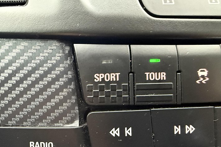 Opel Insignia Sports Tourer 2.0 T Sport , LEDER SPORTINTERIEUR, 19 INCH VELGEN, STOELVERWARMING, NAVI, CLIMA, CRUISE CONTROLE, SPORT EN TOUR STAND, TREKHAAK AFNEEMBAAR, NWE KOPPELING, ZGAN BANDEN, GROTE BEURT GEHAD, BOOSKIJKERS, 220PK, RIJDT PERFECT, ZIT HEERLIJK, KLAA